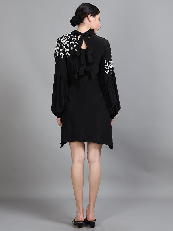 Eclipse Noir – The Timeless Black Dress.